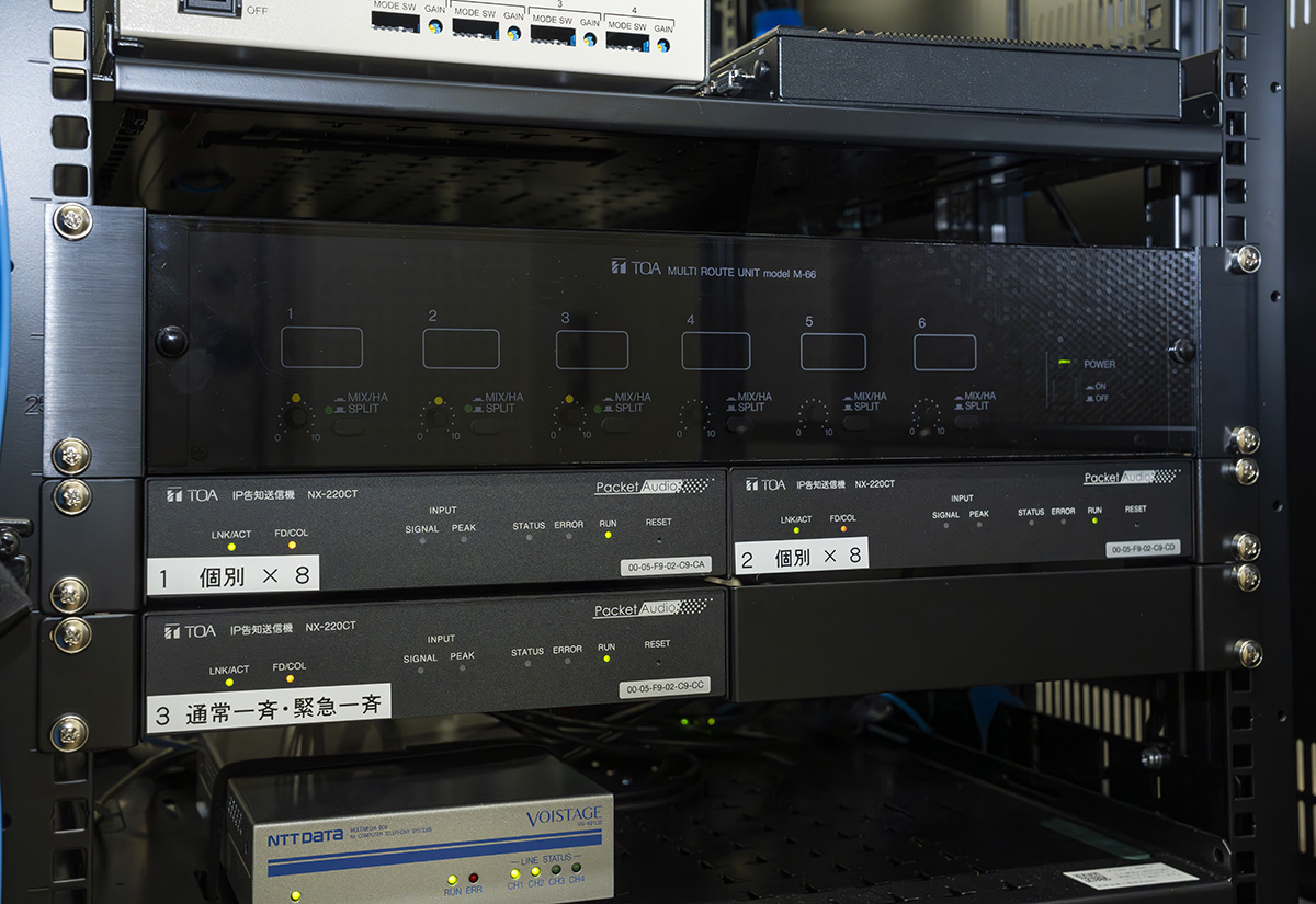 IP告知送信機 NX-220CTもラックに収められている