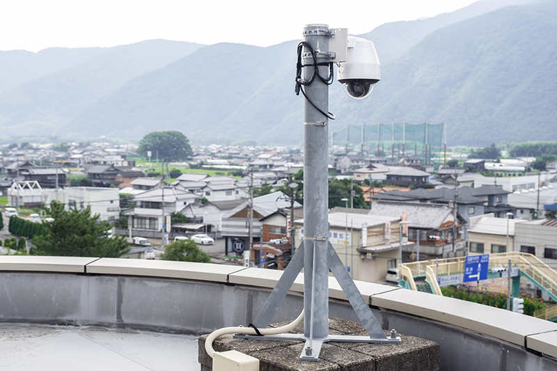 東みよし町三加茂庁舎屋上に設置されたライブカメラ（屋外フルHDネットワークPTZカメラ N-C5700）
