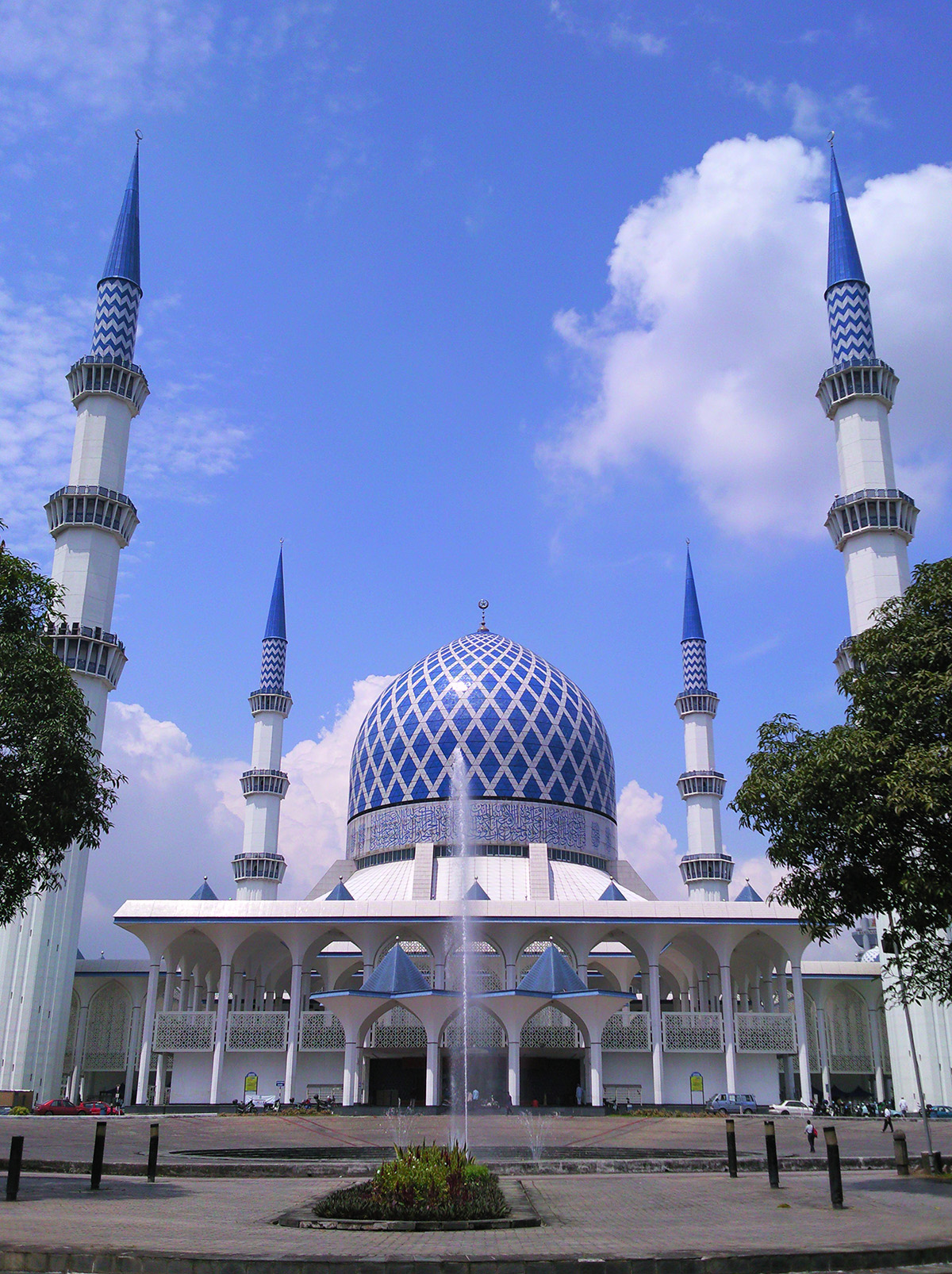 「スルタン・サラフディン・アブドゥル・アジズ・シャー・モスク」のイメージ画像