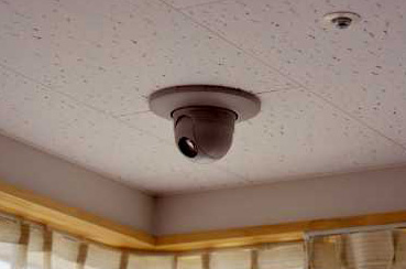 天井に設置された高感度コンビネーションカメラ