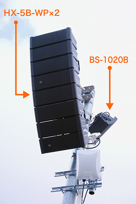 南スタンド席の屋外用コンパクトアレイスピーカーHX-5B-WP。2台連結。補助用のコンパクトスピーカーBS-1020Bを組み合わせることで、明瞭な音を届けている。