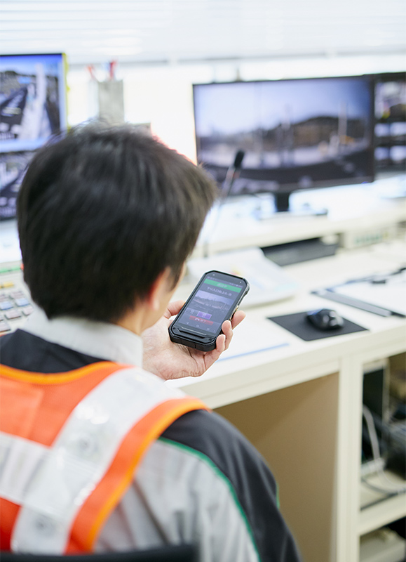 事務室を離れるときや、事務室内で他の操作をしながら応対するときなど、移動しながらスマートフォンで映像確認や音声通話ができる。