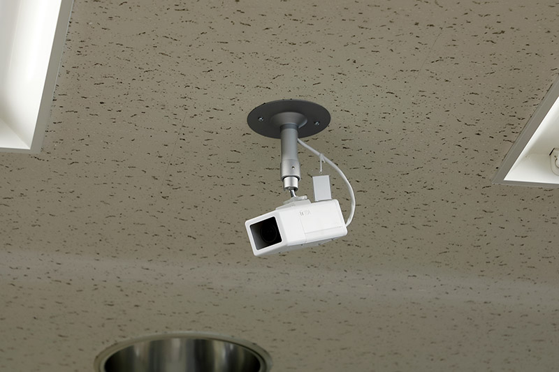 ホールディングルーム（搭乗待合室）の天井に設置されているフルHDネットワークカメラN-C5120-3。