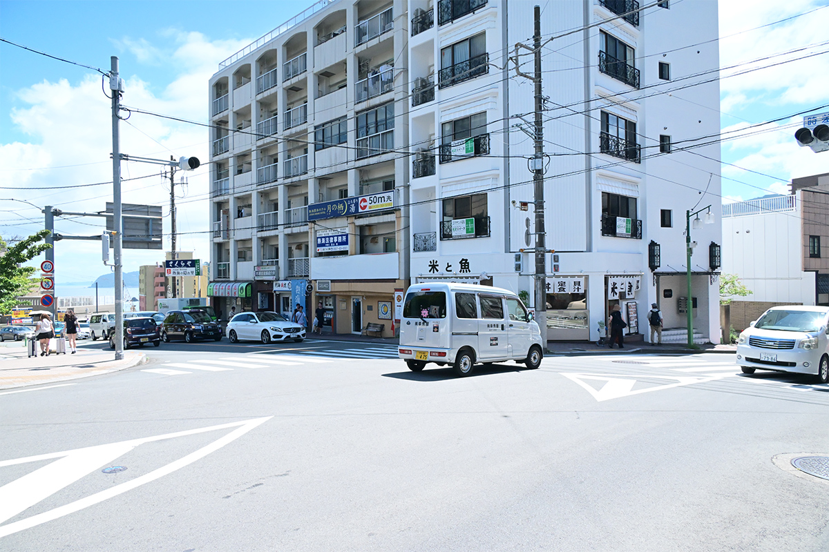 駅前や交差点の道路状況を撮影し、ライブ映像として公開している