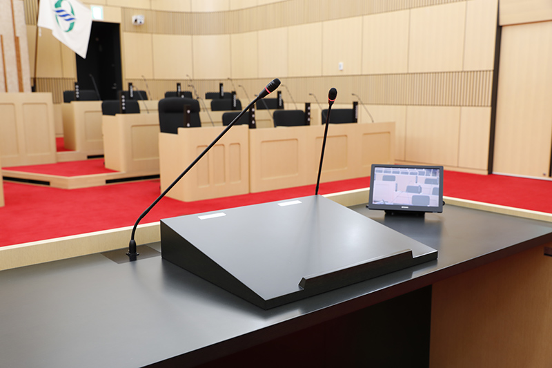 議員発言席、議員席に設置されているロングマイク（TS-924）