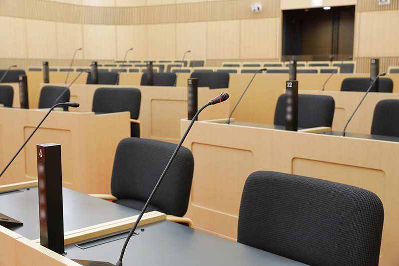 議員発言席、議員席に設置されているロングマイク（TS-924）