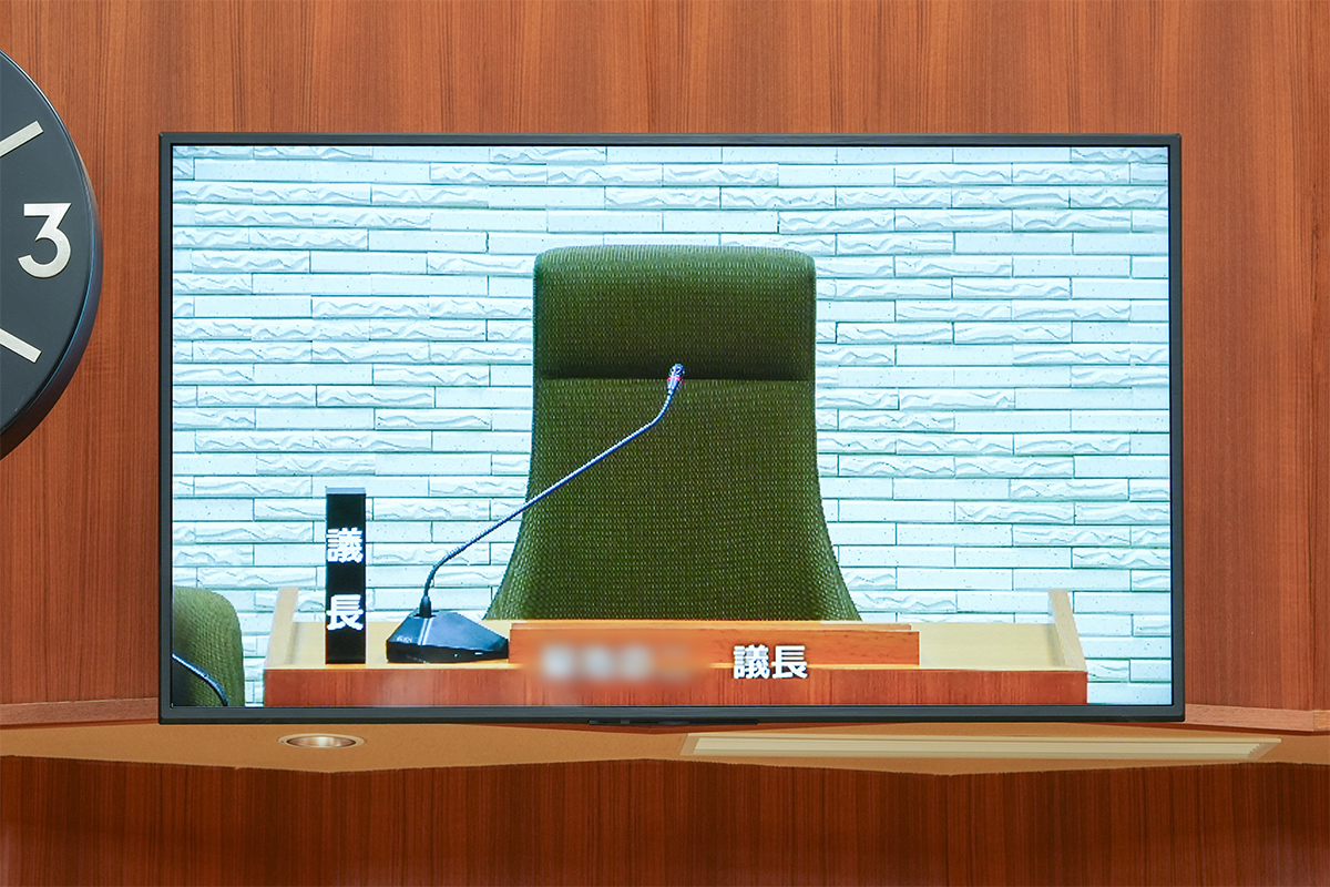 発言者の映像とともに、発言残時間、出席議員数や採決結果、参考資料、データなどを表示する大型モニター