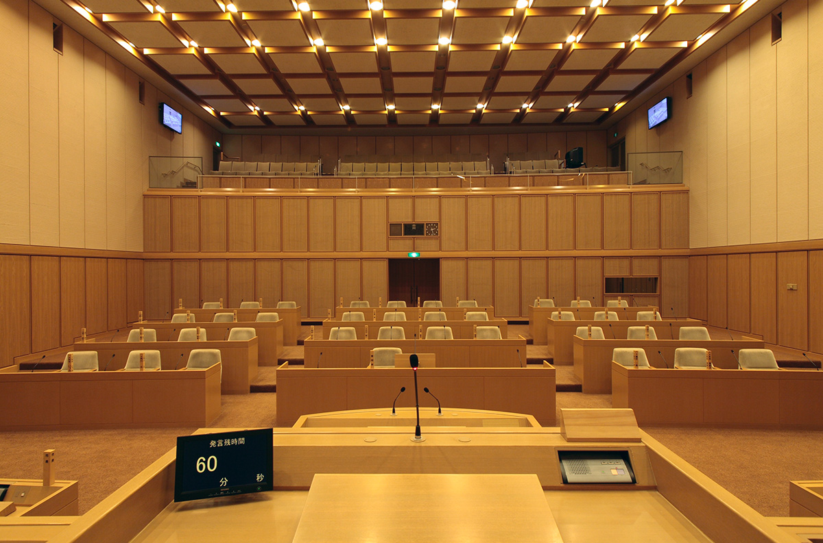 議長席後方から見た、所沢市議会議場