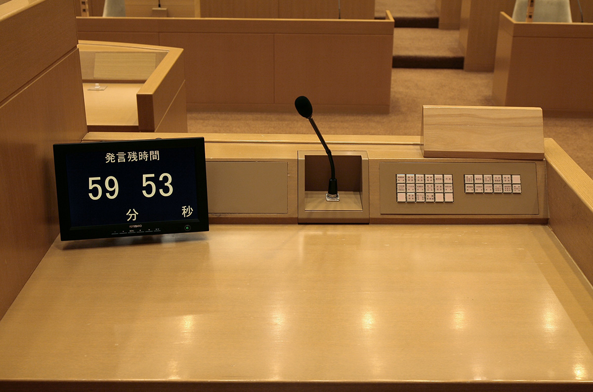議長席の右にある事務局長席