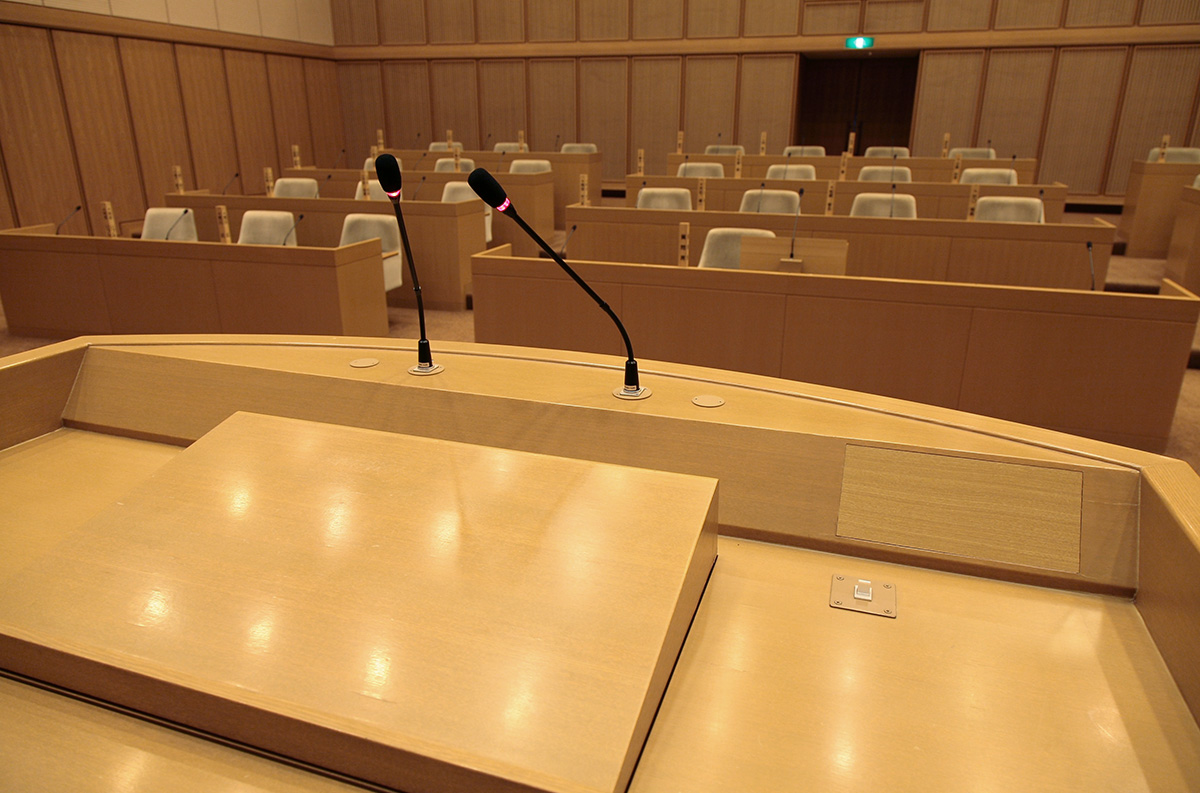 議長席前の演壇