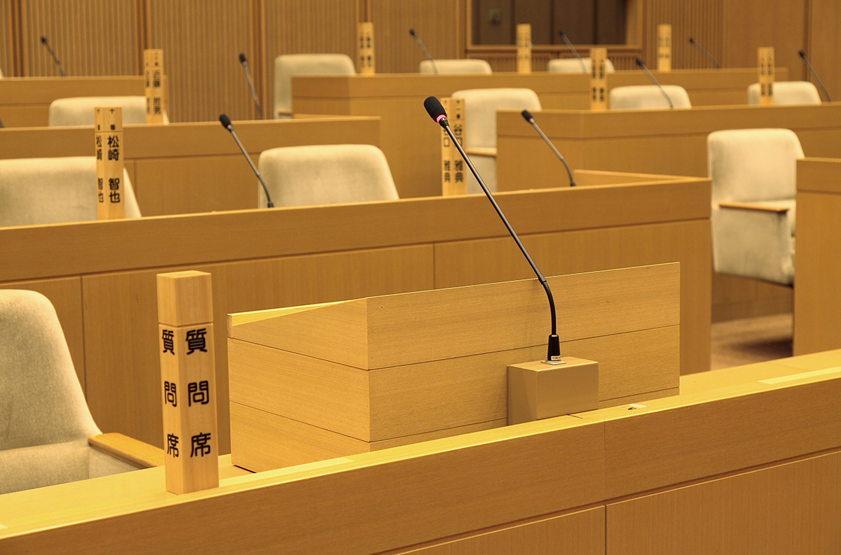 議員席前の質問席