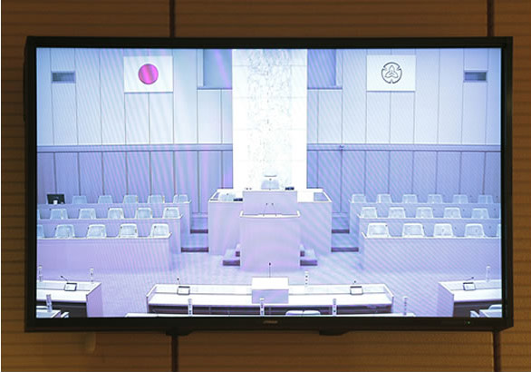 階下の議場の様子が見えにくいため、議会の映像を流している