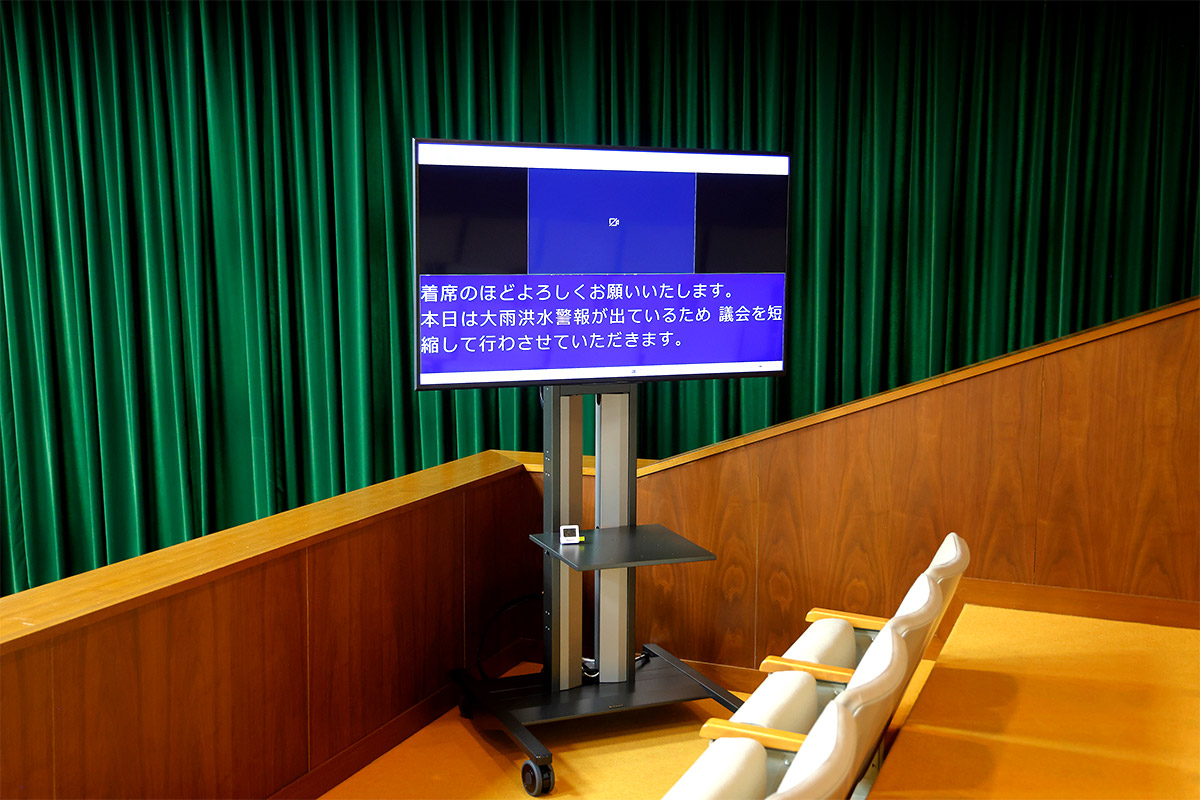 傍聴席に設置された字幕モニター
