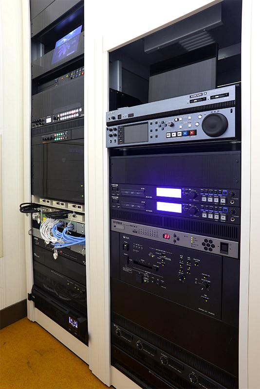 赤外線会議システムの録音機能付きセンター装置TS-920RCなどが収められた機器収納架